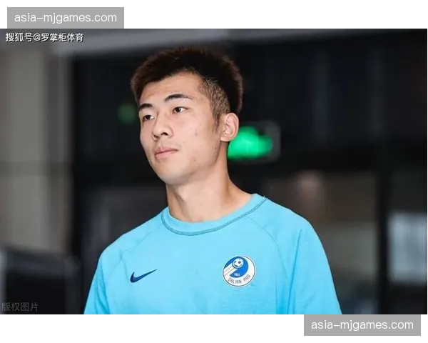 北京国安主力后卫何宇鹏热身赛左足第五跖骨基底骨折，将缺席赛季初期多轮联赛