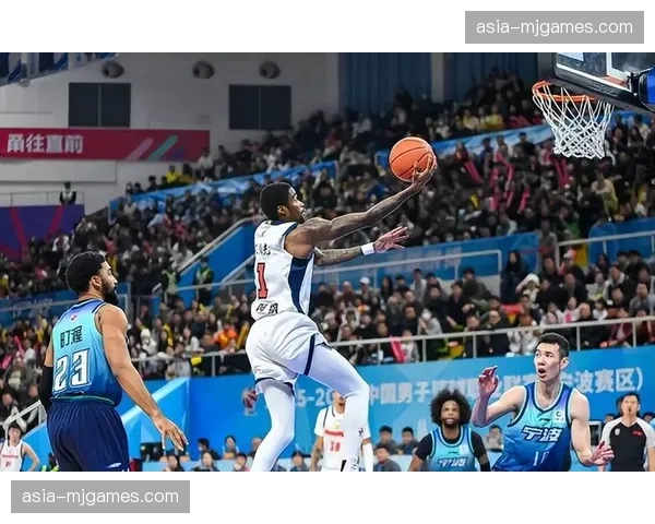 广东队萨姆纳空砍32分9篮板,内线短板暴露 广东队萨姆纳空砍32分9篮板,内线短板暴露