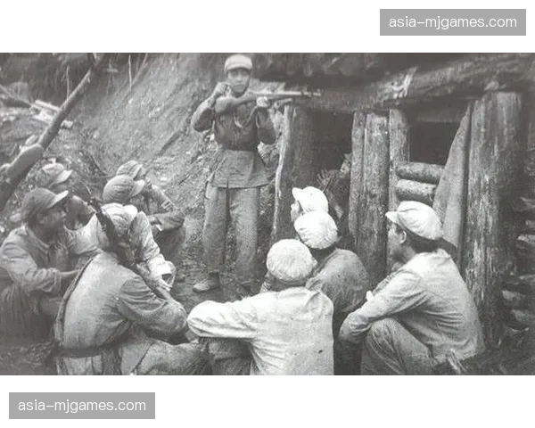 暴雨中,双方前锋在泥泞的场地上进行长达五分钟的阵地战肉搏 暴雨中,双方前锋在泥泞的场地上进行长达五分钟的阵地战肉搏