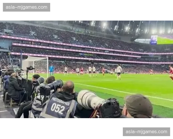 球迷花絮:多特蒙德远征军在北伦敦客场高歌,致敬已故球迷组织领袖 球迷花絮:多特蒙德远征军在北伦敦客场高歌,致敬已故球迷组织领袖